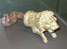 Lion de bronze ouvrant la porte du temple du Schonbuhl.jpg